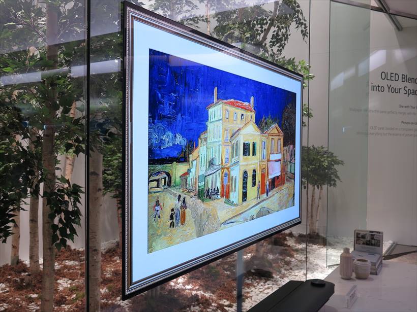 ↑有機ELテレビの最新モデルも発表された。これは77インチの壁掛けタイプ