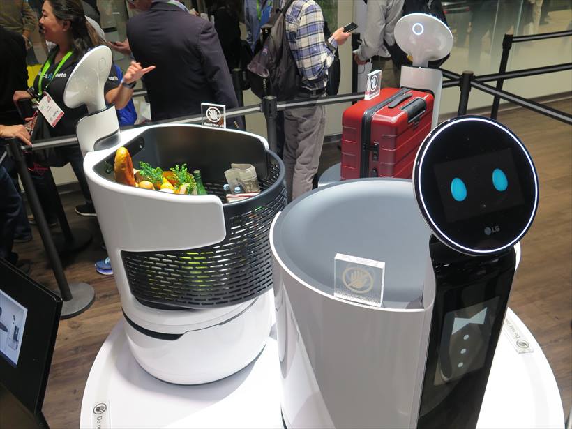 ↑空港などでの導入が見込まれる業務用の運搬ロボットも出展されていた