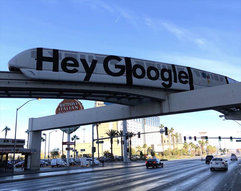 ↑CESの会場に向かうモノレールもGoogle仕様に