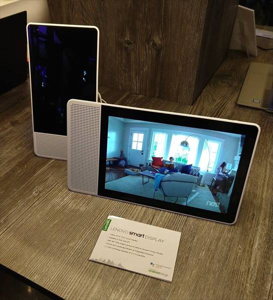 ↑8型モデル(写真左)は199.99ドル、10型モデル(写真右)は249.99ドルで、今年の第2四半期に発売予定