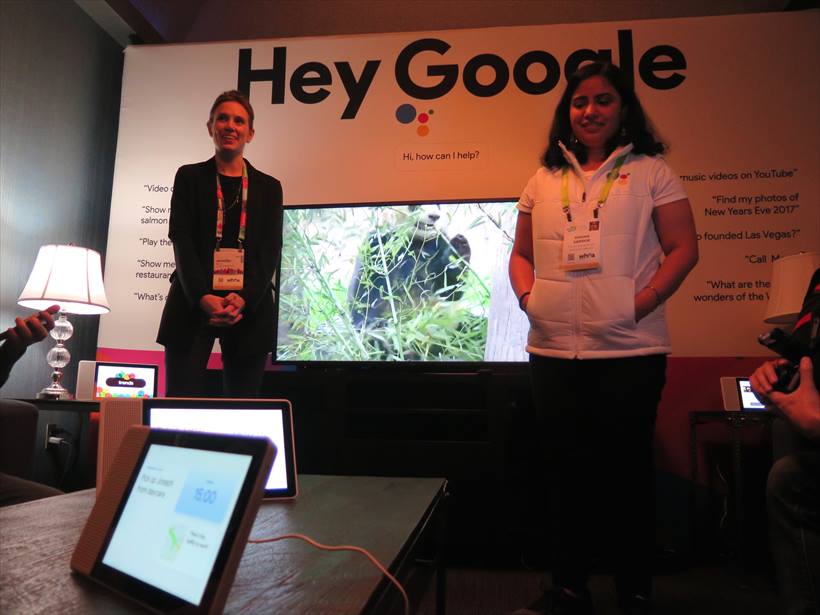↑レノボのブースでは、Googleの担当者がLenovo Smart Displayのデモンストレーションを行うコーナーが設けられていた
