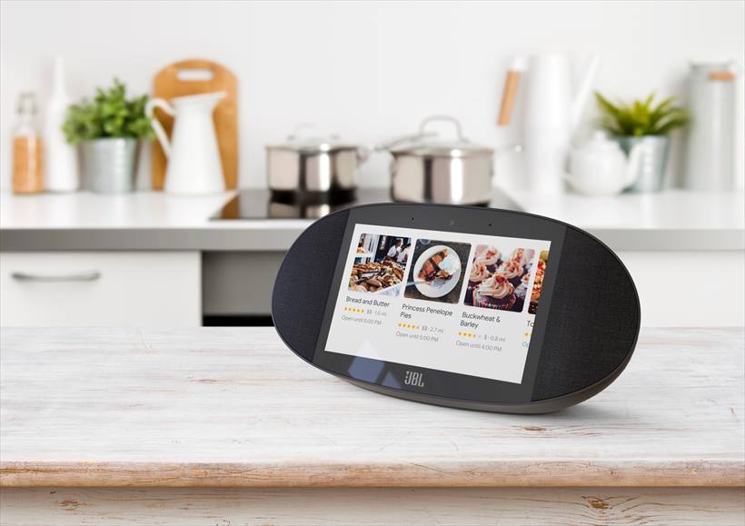 ↑JBLが発表した「JBL Link View」。8型のディスプレイの左右に10Wスピーカーを搭載し、背面にはパッシブラジエーターを備える