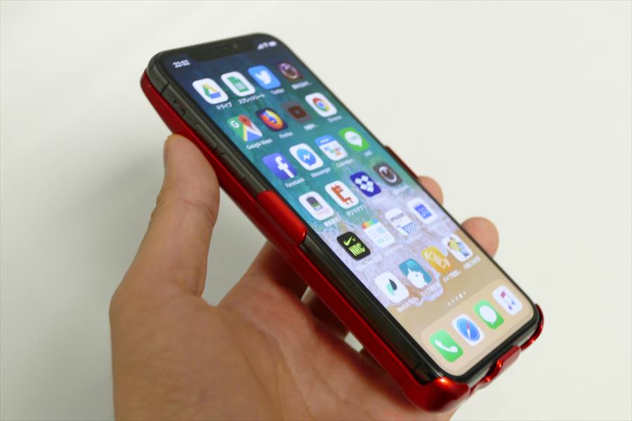 ↑筆者が使っているバッテリーケースの例。背面側にバッテリーを搭載し、カバー自体にLightningのプラグがあり、ボタンで充電のオンオフを切り替える仕組み