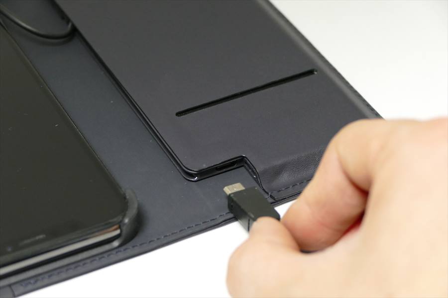 ↑バッテリーケースを充電するには、この部分にmicroUSBを接続する。さらにケースのLightningケーブルをiPhoneに接続すれば、ケースを充電しながら、同時にケースからiPhoneを充電できる