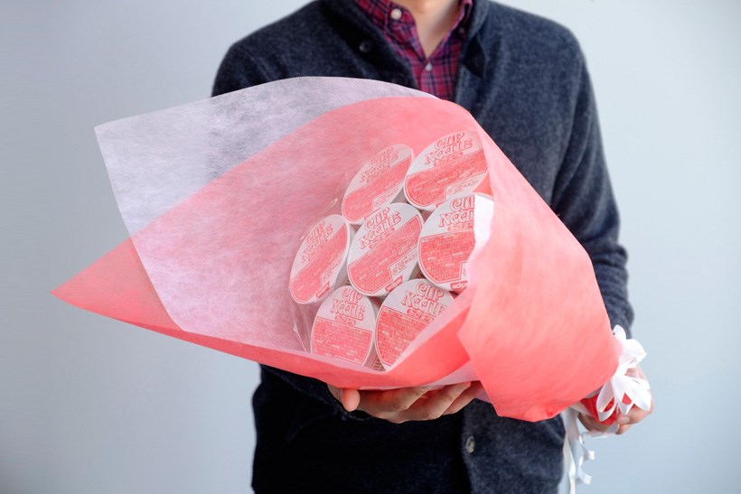 「カップヌードルの花束」…だと? 日清から届いた「ナゾのお年賀」に社内の意見が大いに割れた!