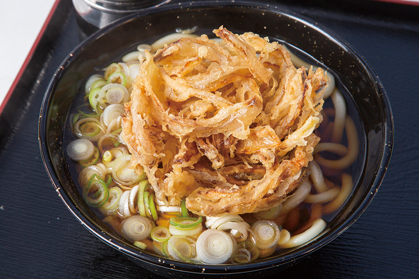 ↑玉ねぎ天うどん(390円)。玉ねぎ天もかき揚げ、春菊天などと並ぶ人気アイテム。玉ねぎは新玉ねぎのみ使うため、つゆにも甘みがどんどんしみていく