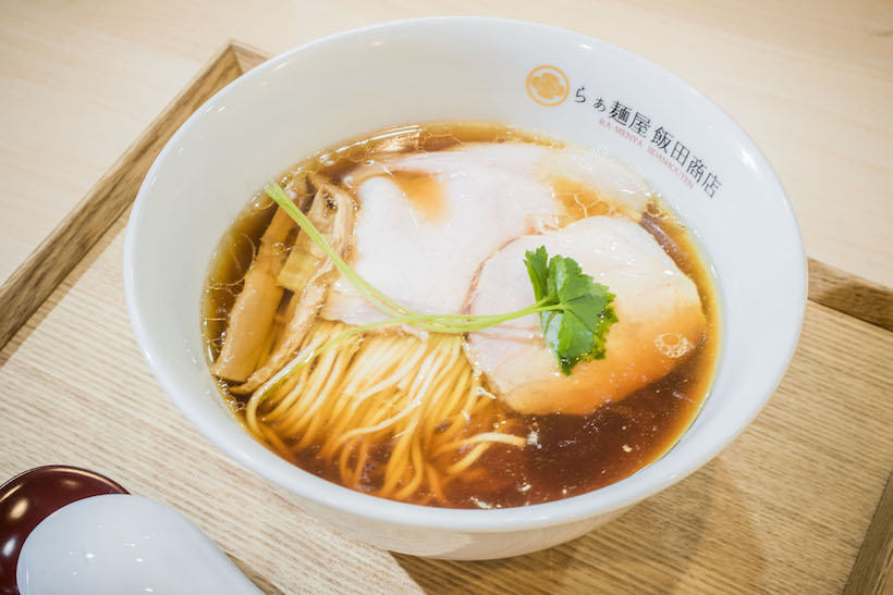 ↑「醤油らぁ麺」850円。タレは兵庫、群馬、和歌山などから濃口4種、薄口1種、再仕込み1種の計6種の生醤油を合わせたもの。麺はスープの味ごとに素材の分量などを変えており、醤油らぁ麺は卵を使った細めの平打ちタイプとなっている