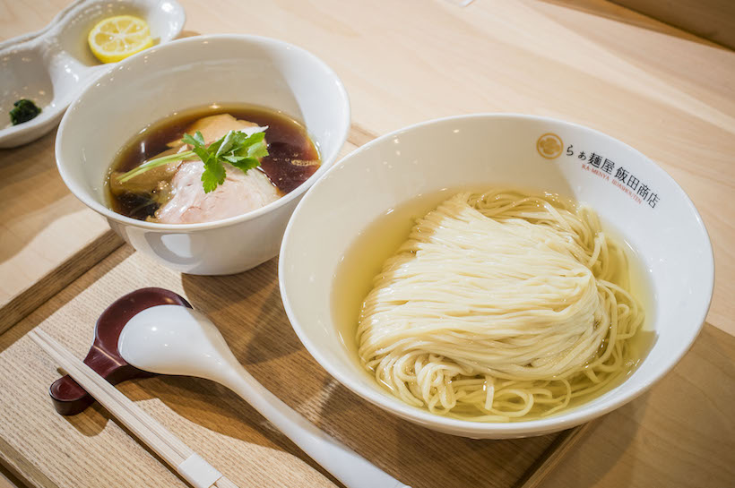 ↑「つけ麺(濃厚昆布鰹水出汁)」1000円。やはり盛り付けからして美しく上品。醤油味のつけ汁が用意される一方、麺を楽しむための工夫がほかにもある