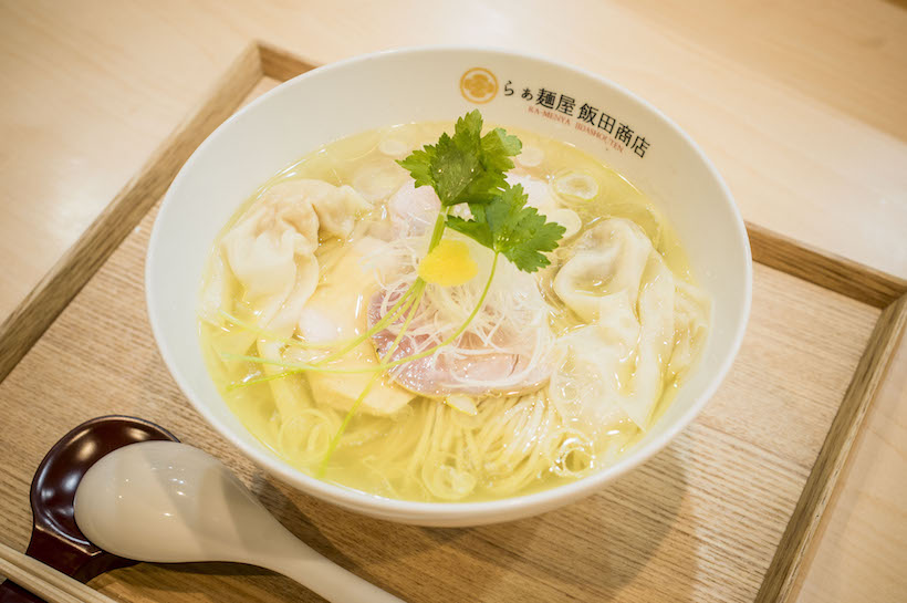 ↑「わんたん入り塩らぁ麺」1150円。純粋金華豚と淡海地鶏のワンタンが2個トッピングされる。ワンタンの追加は250円