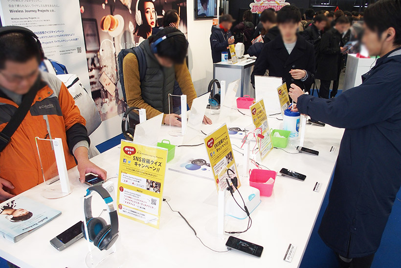 ↑1Fのオーディオテクニカブース。Bluetooth対応のヘッドホンとイヤホンの試聴可能