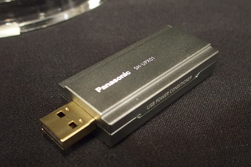 ↑SH-UPX01。一般的なUSBメモリーよりも厚みがありちょっと大きい感じです。重さも結構ずっしりでした。音に関しては是非とも体験すべきかと