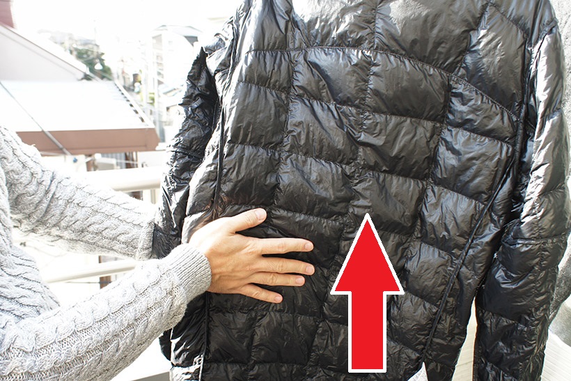 ↑下から上へ、羽毛の片寄りをほぐすように軽く叩きます