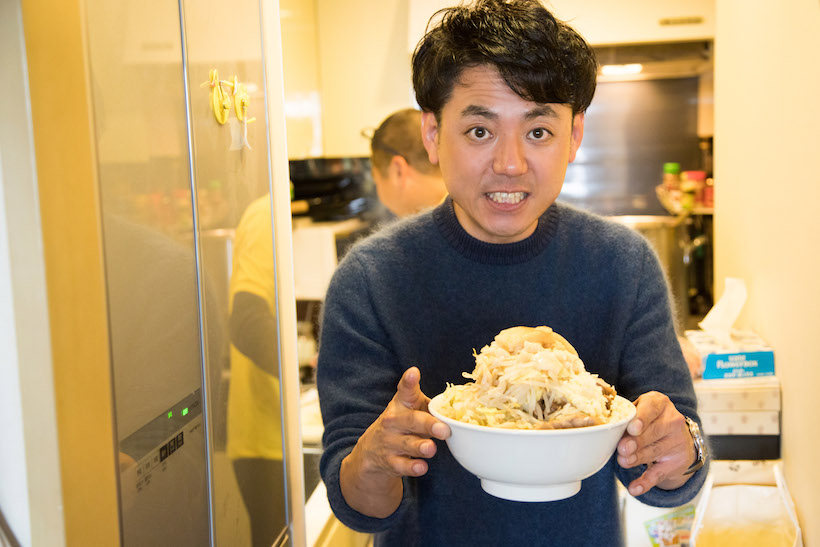 【ラーメンと血圧計のオイシイ関係 3】肉と脂と炭水化物がテンコ盛りの自作ラーメン「オレ二郎」で究極の自己満足を得る！（提供元：オムロン ヘルスケア）