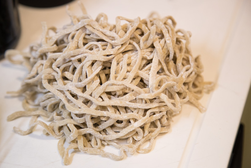 ↑こちらもnonchさんによる自家製麺。ラーメン二郎と同じく、「オーション」という精製度の低い強力粉を使って打たれている