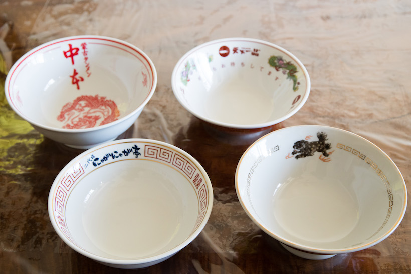 ↑なかには10万円分食べないともらえない「蒙古タンメン中本」や、店主から直接もらったという非売品の「中華そば 二代目にゃがにゃが亭」の丼も
