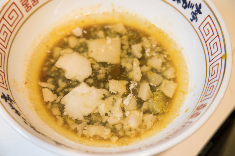 ↑まぜそばのベースとなるタレ。このうえから麺、トッピングとどんどん重ねていく