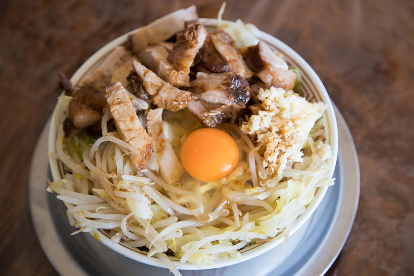 ↑完成。二郎のラーメンは「天地返し」という、トッピングと麺をひっくり返す技が食べ手に用いられるが、まぜそばの場合はより重要である
