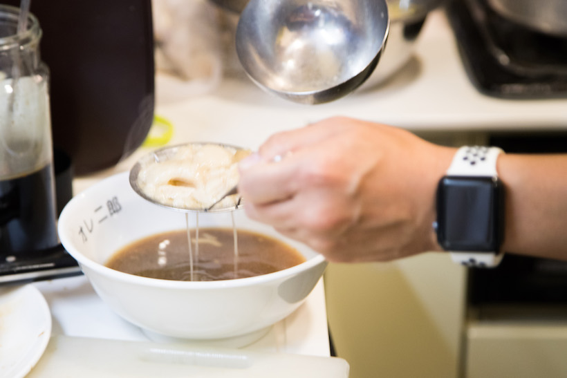 ↑タレとスープを合わせ、いったん背脂は取り除く。この塊が、ジロリアン(ラーメン二郎マニアのこと)の愛する“アブラ”である