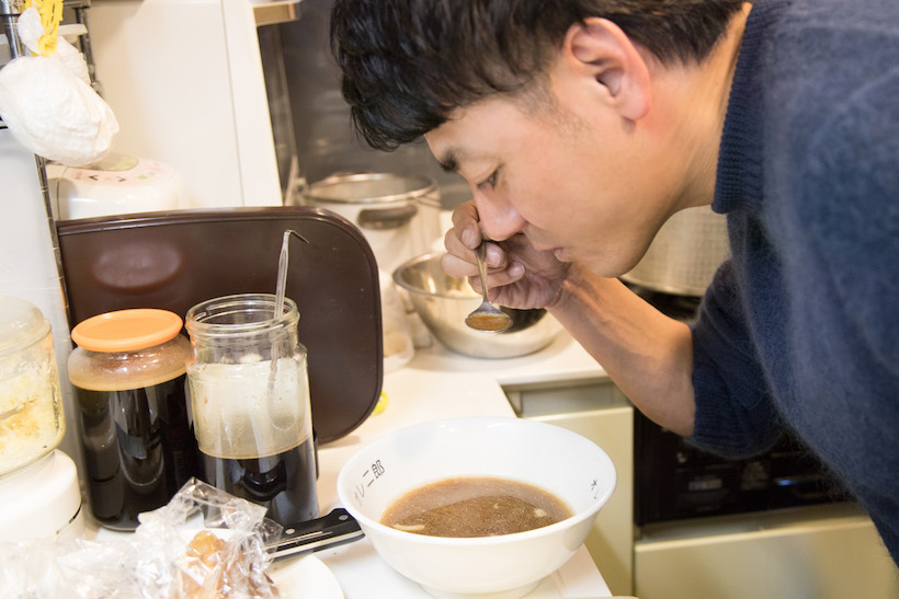 ↑この状態ではどんな味になっているのか、田中さんは興味津々。そして味見をしてにんまり笑顔に