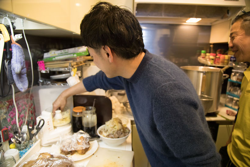 ↑「ニンニク入れますか?」と聞かれる前に待ちきれず、自らニンニクを追加する田中さん。しかもかなり大量に入れている模様