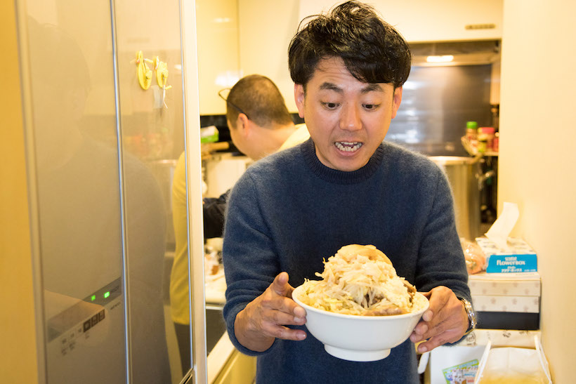 ↑盛り付けを終え、自ら運ぶ。こぼれないよう、丼から目を離さず慎重に……
