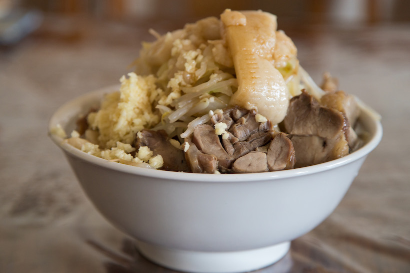 ↑ついに完成! これが「ラーメンオレ二郎 西新宿店」の「小ブタ ヤサイマシマシニンニクアブラカラメ」だ!