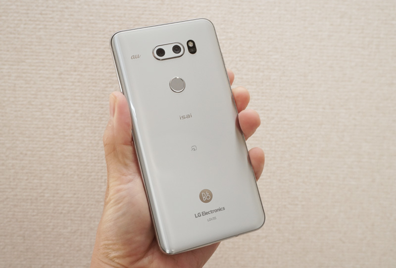 ↑背面に指紋認証センサーを兼ねた電源ボタンを配置。音質のチューニングに関わったB&O PLAYのロゴも配置されている