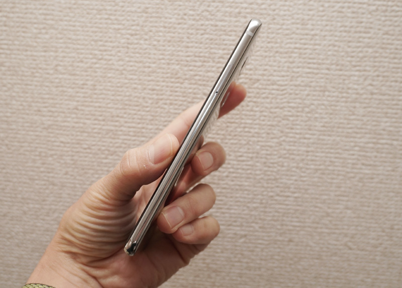 ↑約6.0インチ、わずか7.4mmの厚みサイズに最先端のイノベーションを詰め込んだ