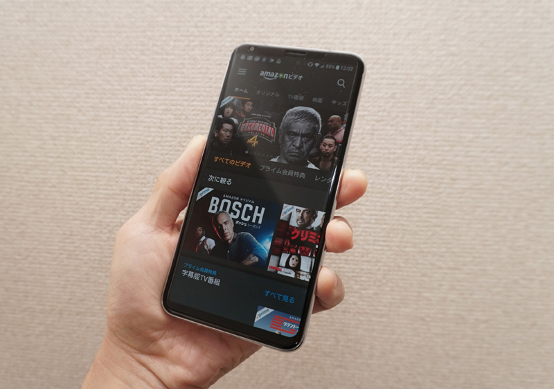 ↑より高精細なHDR映像コンテンツの表示にも対応する有機ELディスプレイを採用。アスペクト比は18対9とやや縦長でスリムに見える
