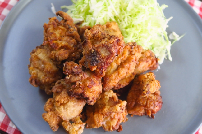 アツアツのから揚げが完成。下味がしっかり付いているので、このまま食べられる。普段は下味付きのから揚げ粉を使っている筆者ですら、このおいしさには驚かされた