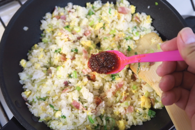 卵、ベーコン、ネギを入れたチャーハンを中華だしペーストで薄めに味付けし、最後にサテトムを加えた。これだけで味が大きく変化する