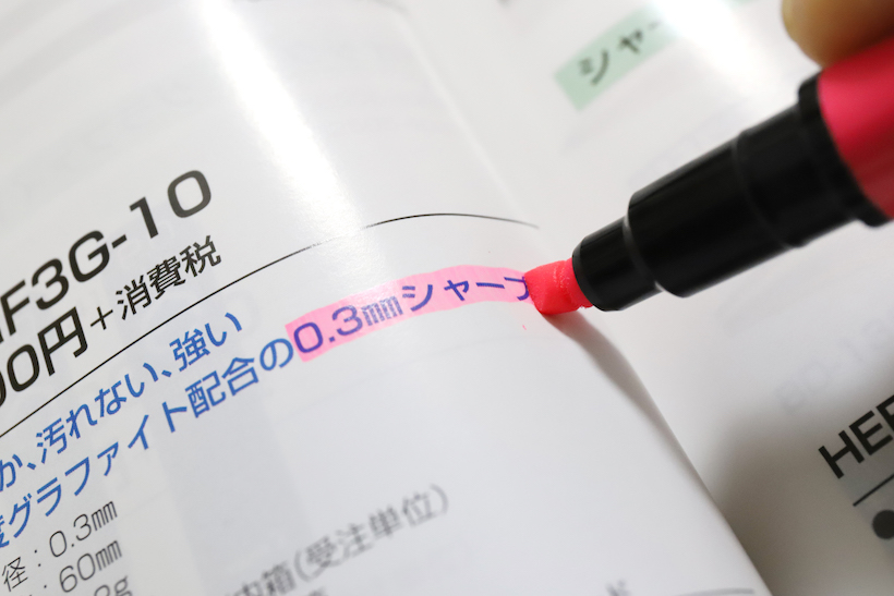 ↑特殊チップが最も実力を発揮するのが、分厚い書籍への曲面マーキング