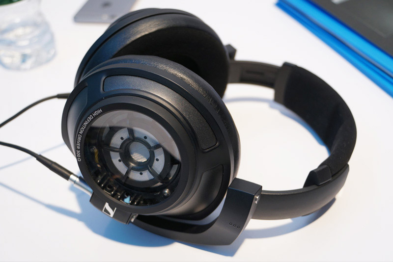 ↑ゼンハイザーの密閉型フラグシップヘッドホン「HD 820」