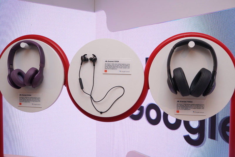 ↑JBLがGoogleアシスタント搭載ヘッドホンとイヤホンを3機種発売