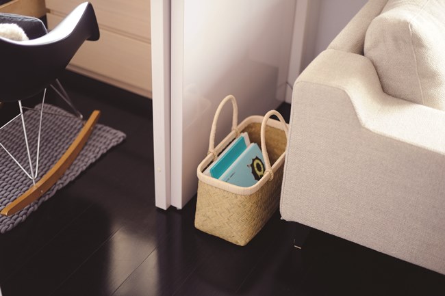 ソファの後ろに置いたかごには図書館から借りた本の定位置。借りもののようにチョイ置きしてしまいがちなものにも定位置を決めておくことで部屋が散らからない仕組みをつくっています。そのほか、家の鍵や携帯電話などにも定位置を決めておくと探しまわることもなくなります