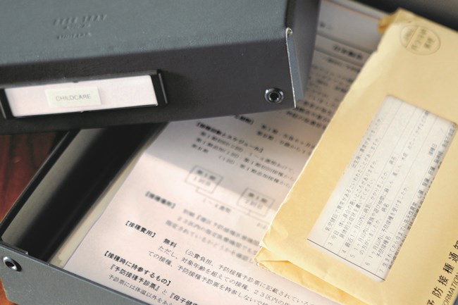 予防接種の通知などの子ども関連の書類は中身を確認してボックスに収め、シェルフ上段に