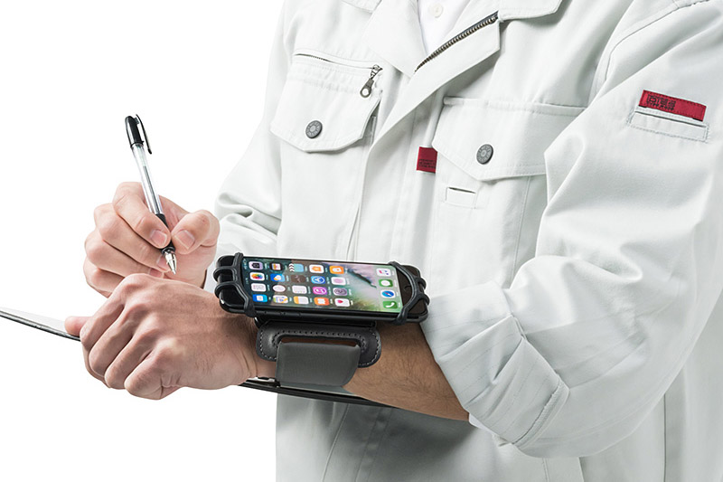 アームバンド型よりも使いやすい! 仕事にもスポーツにも使えるリストバンド型スマホホルダー