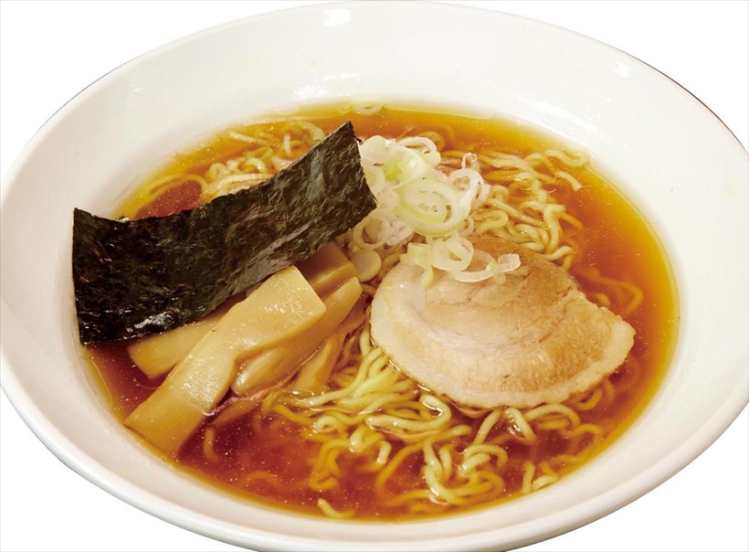 ↑中華そば(390円)。ゆで時間が短くもっちりした中華麺を自社開発。和風しょうゆスープも◎