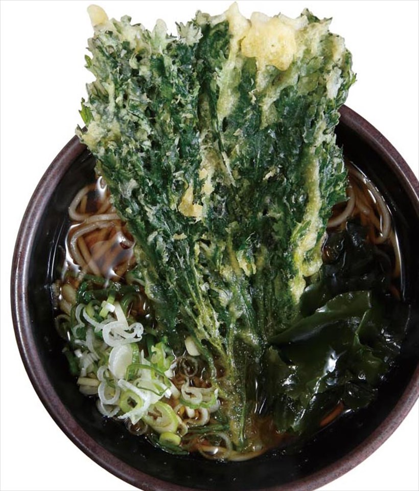 ↑春菊そば(430円)。迫力満点な春菊天は、香り高く心地よい苦味がある。そばは適度なコシともっさり食感で、立ち食いそば好きのツボにハマる