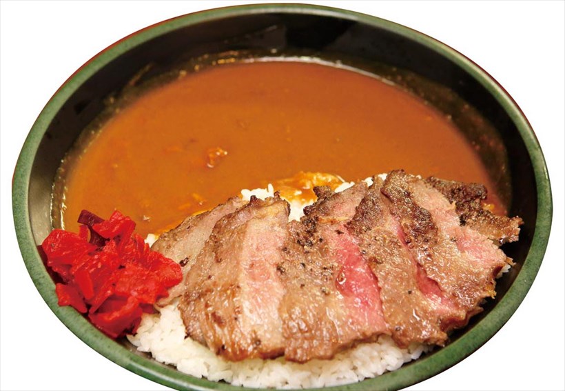 ↑ステーキカレー(通常1100円)。「ステーキカレー」はミディアムレアに焼いた牛肉をカレーにトッピング。ジューシーな牛肉と、あとからくるルーの辛さのマッチングが見事だ。通常1100円を火木土日は690円で提供