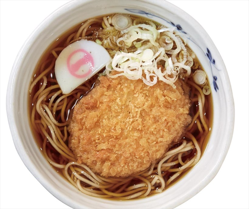 ↑狭山産さといもコロッケそば(450円)。独特の粘りがある狭山産さといもを使用。つゆの中で崩れにくいのも魅力