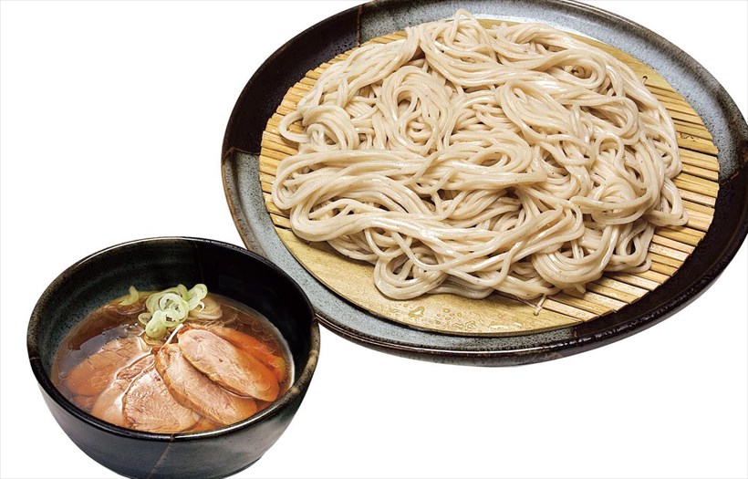 ↑鴨つけそば(580円)。「鴨つけそば」は鴨肉が5枚も入ってお得。鴨の脂が溶けたつけ汁も絶品で、もりそば1枚がペロリとなくなるおいしさだ