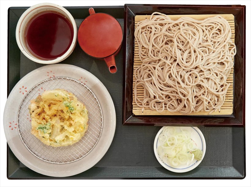 ↑5種野菜のかき揚げそば(せいろ)(750円)。玉ねぎ、かぼちゃなどの野菜をかき揚げに。野菜の甘みが辛汁で引き立つ