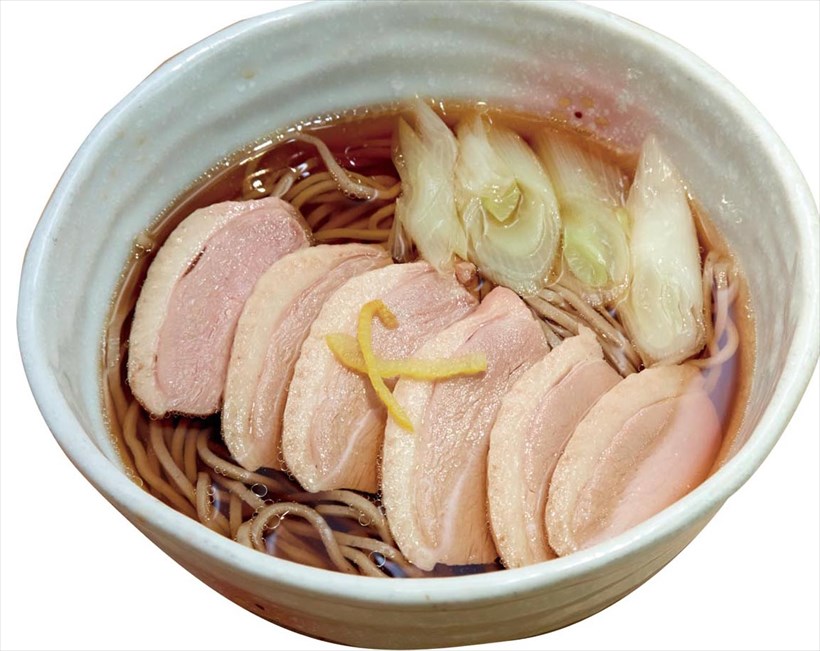 ↑鴨そば(920円)。つゆにも鴨のうまみがしっかり染み出ている