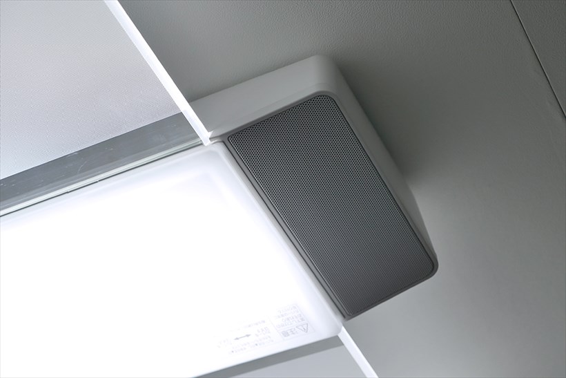 テレビの音が天井から降り注ぎ「キャンプファイヤー感」も楽しめる! スピーカー搭載LEDシーリングライトが新登場