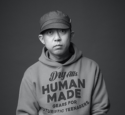 NIGO氏/90年代に自身が立ち上げたファッションブランドが世界中を席巻し、ストリートカルチャーのパイオニアとして有名に。2011年にブランドから完全に離れ、現在は「HUMAN MADE®」をはじめ、ユニクロ「UT」やフィリップモリス「iQOS」、中国最大手のユースカルチャーマガジン「YOHO!」といったグローバル企業、さらにはサイバーエージェントとの協業レーベルのクリエイティブディレクションを手がけるなど多岐にわたって活動する。一方で音楽シーンにも多大な影響力を与え続け、これまでにプロデュースしたアーティストや音源、映像は数々の作品賞も受賞。HONEST BOYZ®のプロデューサー兼DJとして活動する傍ら、Happinessのアルバムアートワークやグッズデザイン、三代目 J Soul Brothers from EXILE TRIBEのNAOTOが手がけるレーベル「SEVEN」とのコラボレーション企画、飲食店舗「CURRY UP」のプロデュースなど、ファッションの垣根を超えた分野でもマルチな才能を発揮している