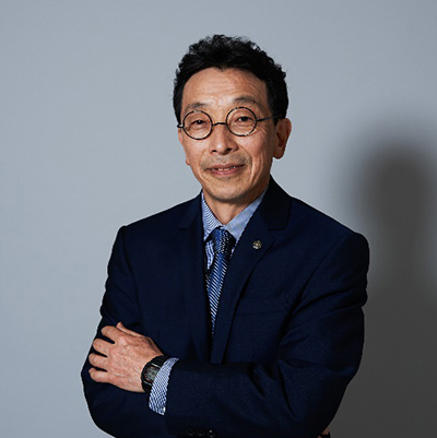 伊部菊雄氏/1952年生まれ。1976年上智大学理工学部機械工学科卒、カシオ計算機入社。設計部に所属し、デジタル時計の構造開発を担当。1981年に「落としても壊れない時計」というテーマを掲げ、耐衝撃構造の開発をスタート。2年を費やし「G-SHOCK」として商品化に至る。その後、外装素材にメタルを用いたG-SHOCK「MR-G」、フルメタル電波ソーラー時計「OCEANUS」の商品企画等に従事。現在も時計の開発を行いながら、「Father of G-SHOCK」として世界各国で行われているG-SHOCKのイベントに参加し、ブランドの世界観を広める活動を行っている