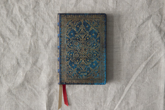 paperblanks 「2018年1月始まり 週間レフト A6 紺碧 ミニ」 2160円/ロフト