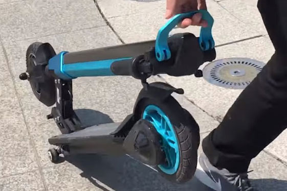 自転車はロシアでもう古い? キックスケーターの進化系が「バターの上を滑っているようだ」と大人気