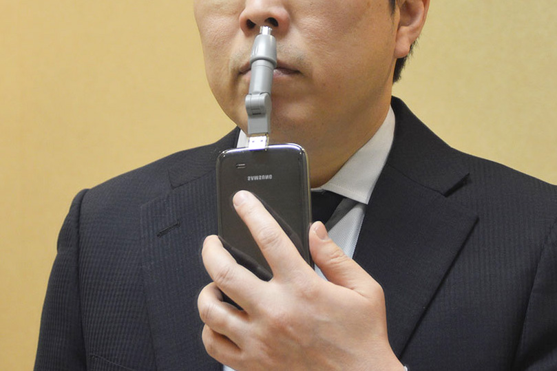 シュールだけど意外に便利! 「鼻毛トラブル」を救うサンコー「スマホde鼻毛カッター」